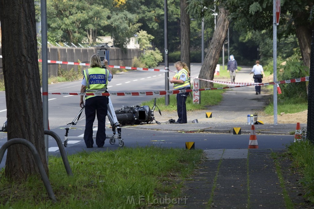 Schwerer Krad PKW Unfall Koeln Muelheim Am Springborn Cottbuserstr P109.JPG - Miklos Laubert